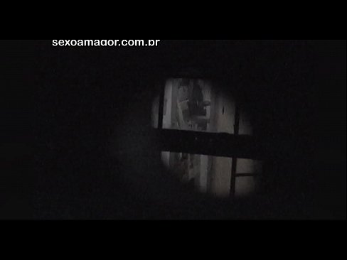 ❤️ ブロンドが空洞のレンガの後ろに隠れた近所の盗撮犯に密かにビデオ撮影される ☑ スーパーセックス ❌️❤